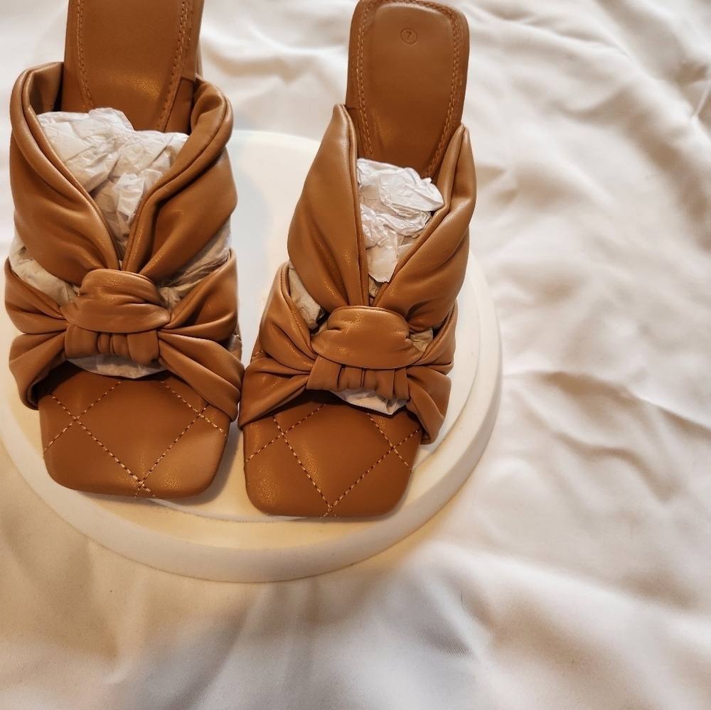 Square Toe Bowtie Heels - Picture 7 of 7